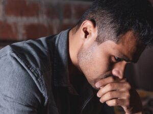 La psicología dice que cuando un hombre rechaza sistemáticamente las ofertas de ayuda e insiste en resolverlo todo solo, a menudo está protegiendo algo mucho más vulnerable que su independencia