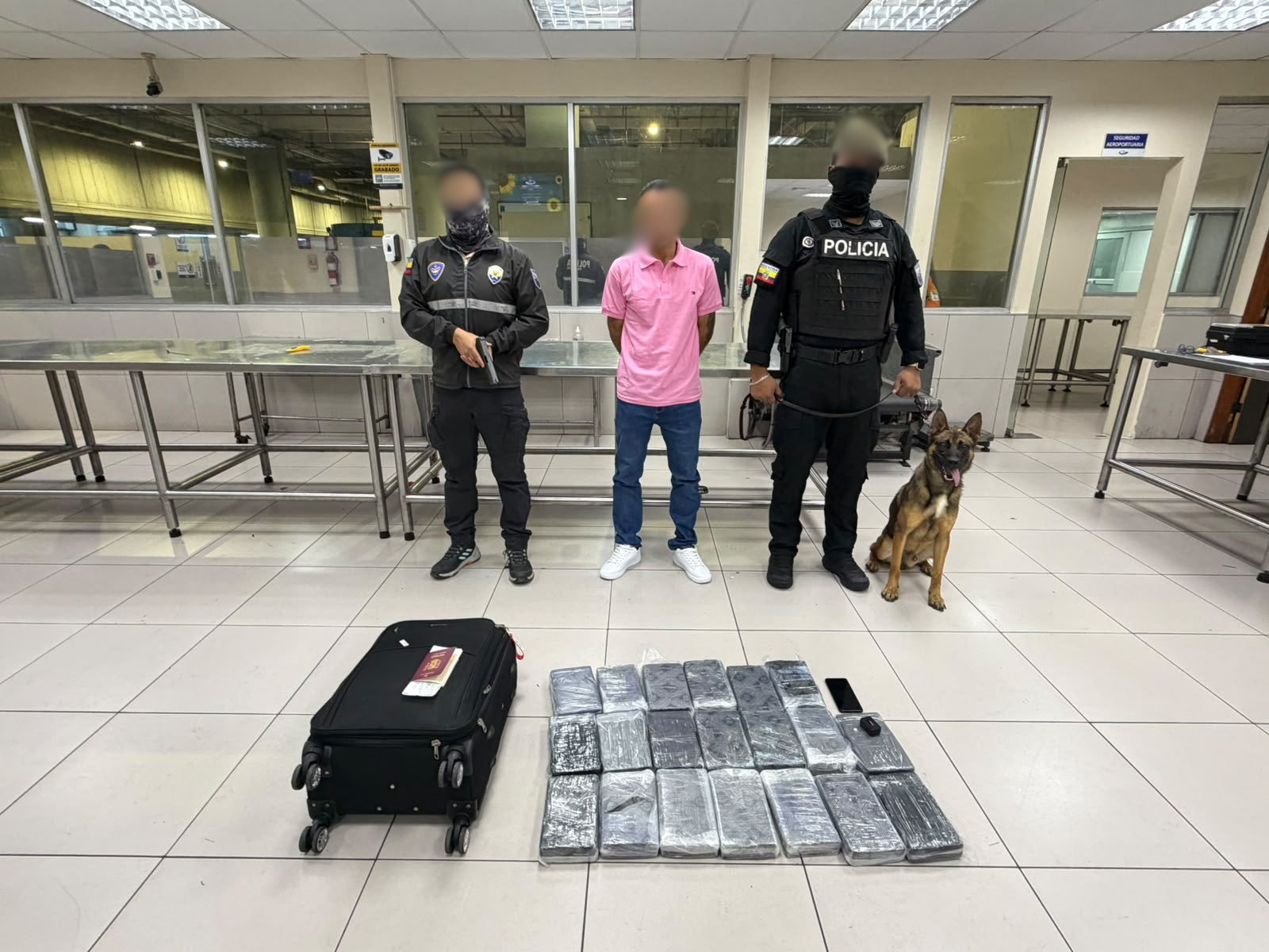 Detienen a ciudadano español con 19,7 kilos de sustancias sujetas a fiscalización en el aeropuerto de Guayaquil