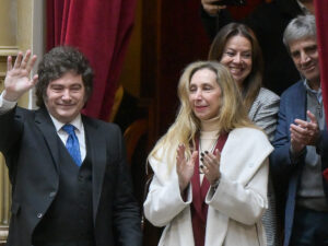 Javier Milei y sus medidas, EN VIVO: el Gobierno advierte por sanciones a los gremios docentes por el paro de mañana y busca avanzar con el proyecto que permite venderle tierras a extranjeros