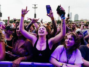 entre la emoción de Olivia Dean y el rock carismático de The Neighbourhood
