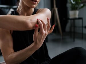 Empezó a sentir mucho dolor e hinchazón en el brazo después de realizar actividad física y descubrió que su vida corría peligro por una grave afección