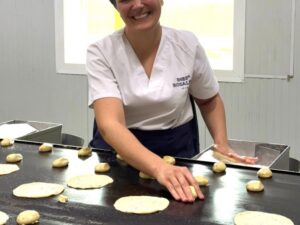 Cada trabajadora hace 10.000 tortas de aceite al día
