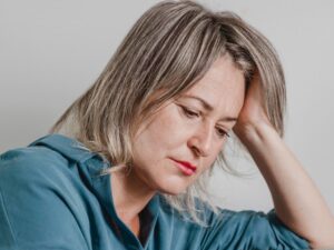 La psicología dice que las personas que no pueden aceptar un favor sin pensar inmediatamente en cómo devolverlo no están siendo amables; los investigadores lo llaman aversión a la deuda, y esto les impide silenciosamente sentirse queridas