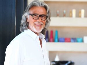 Cuando el volumen empieza a bajar, un poco de champú en seco en la raíz suele ser suficiente para recuperar textura y elevación sin necesidad de volver a lavar el cabello