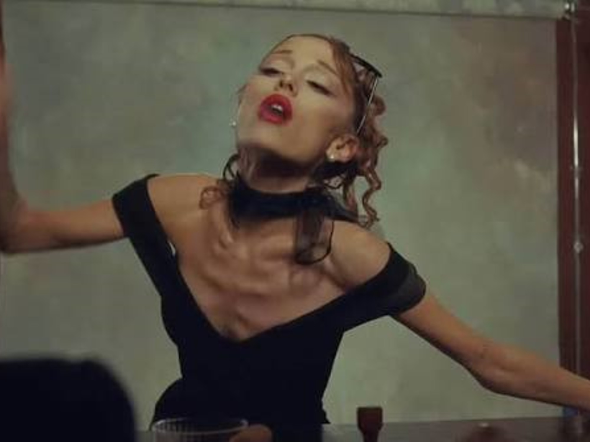Ariana Grande vuelve a preocupar a sus fans por extrema delgadez, a días de inaugurar un fondo para contribuir a la salud mental de los músicos