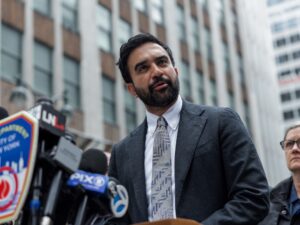 Nueva York presenta un plan para acelerar permisos, obras y contratación pública