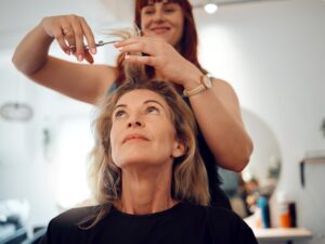los mejores días para cortar el cabello según las fases de la Luna