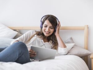 las investigaciones sugieren que la música repetida ayuda a regular las emociones y a crear una sensación de estabilidad