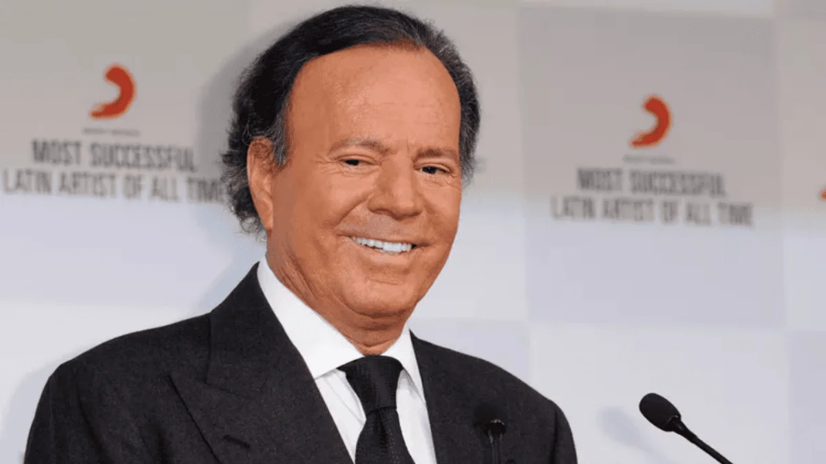 Julio Iglesias enfrenta nueva denuncia de exempleadas por presunta agresión sexual